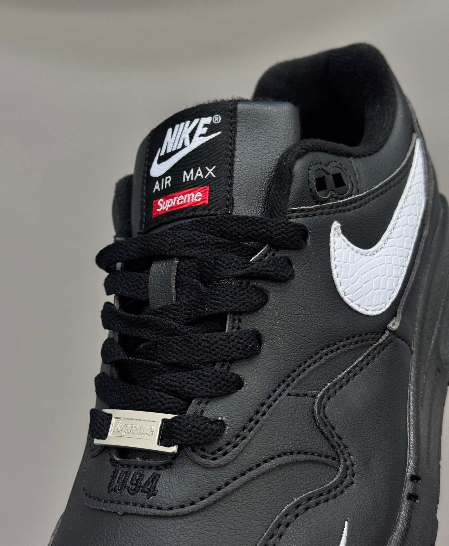 Nike Air Max 1 x Supreme