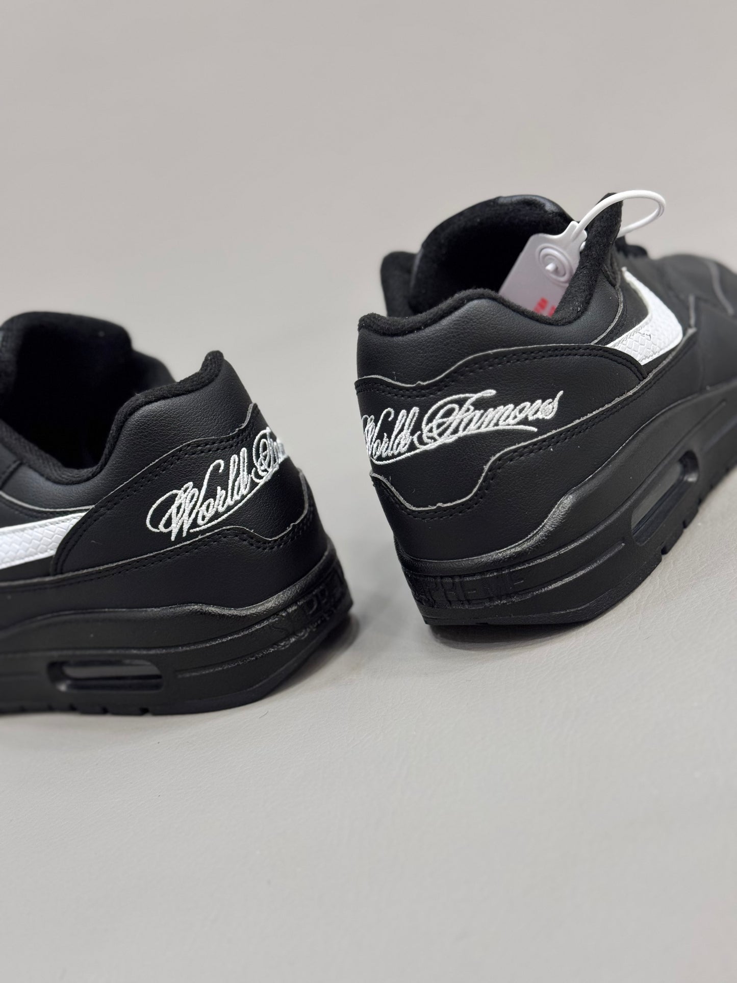 Nike Air Max 1 x Supreme