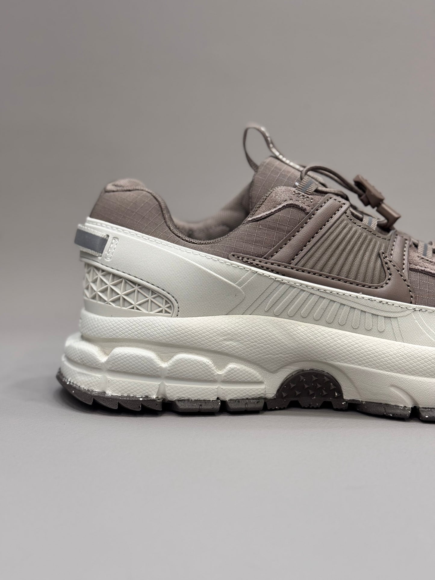 Nike Zoom Vomero 5 Roam Light Bone Mink Brown