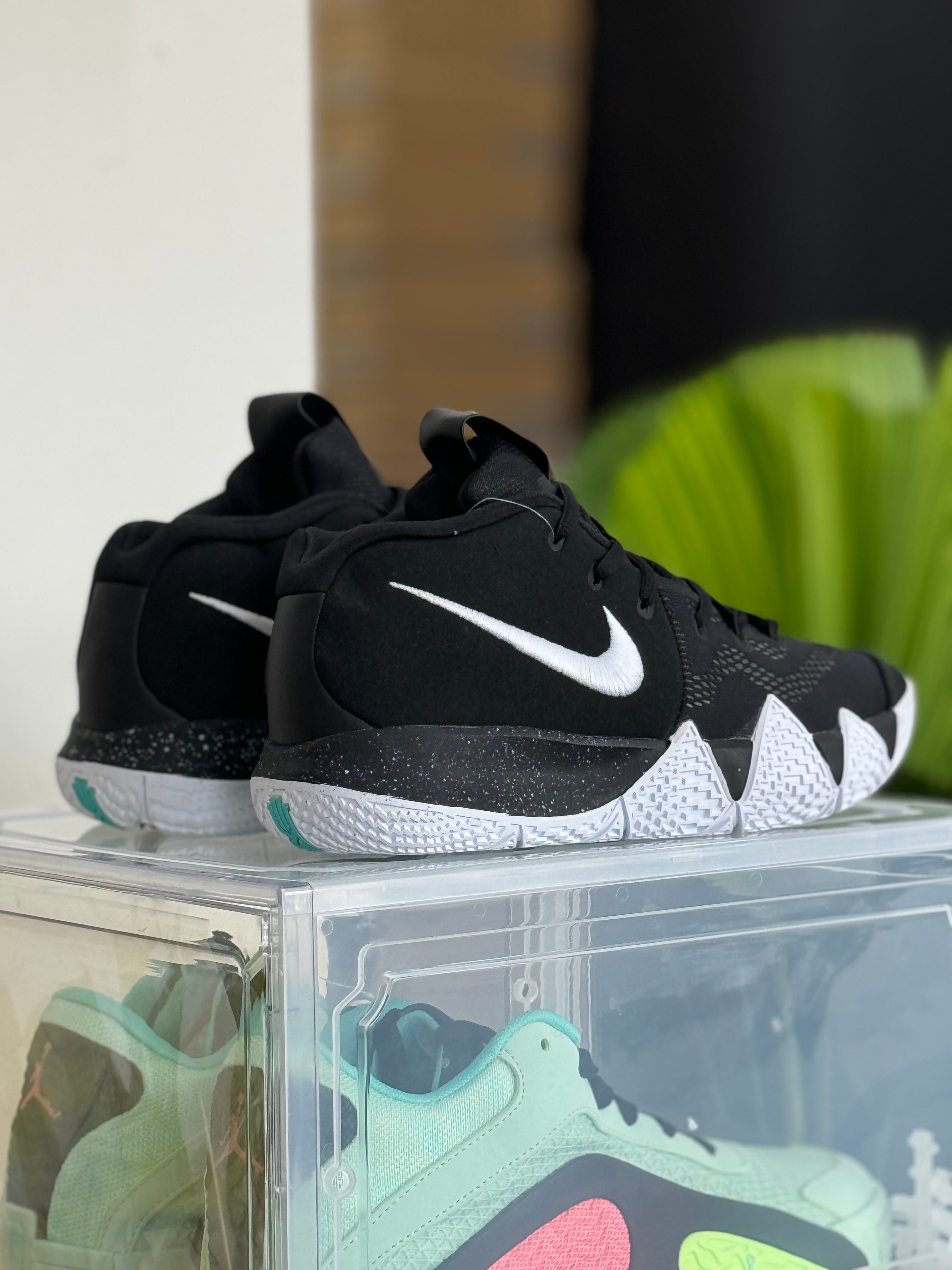 Nike Kyrie 4 Core Black White