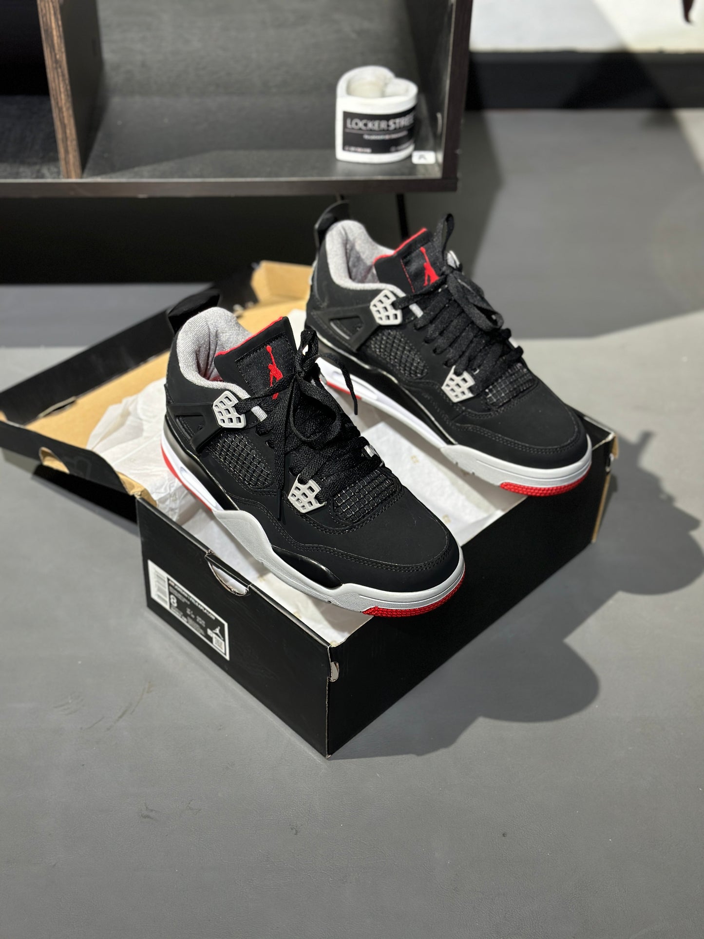 Air Jordan 4 Bred