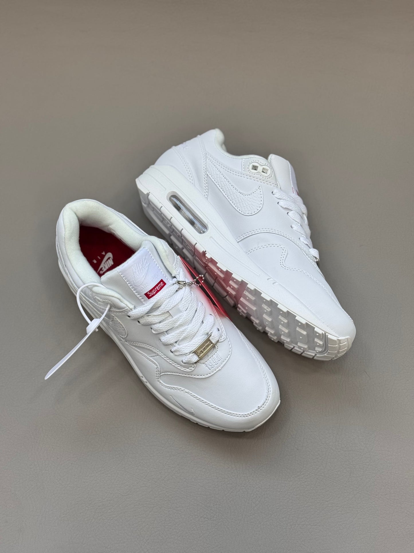 Nike Air Max 1 x Supreme