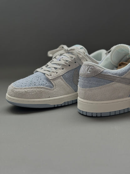 Nike Dunk Low
Light Armory Blue Photon Dust