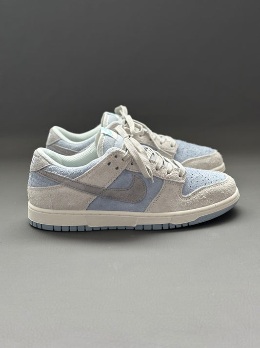 Nike Dunk Low
Light Armory Blue Photon Dust